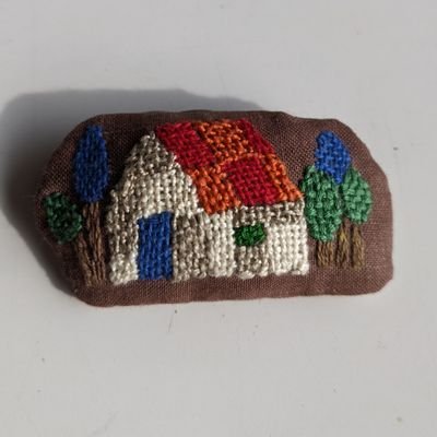 刺繍をポイントにした布製品を製作しています。イベントマルシェや小箱ショップでkino森に出逢えたら手に取ってご覧になってくださいね🌲🌲