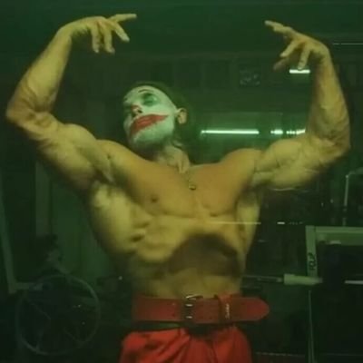 Caixistas como um Sayajin de raça guerreira,jiu-jiteiro como um leão que devora ossos,boxeador como um Mike Tyson 2.0,é nerd sheipado é blindado.