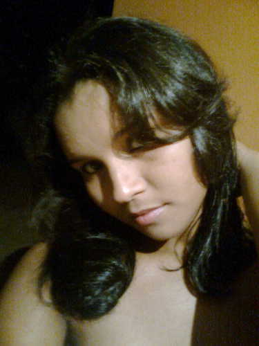 sou uma garotinha extrovertidada,de pele morena e que adora esporte.