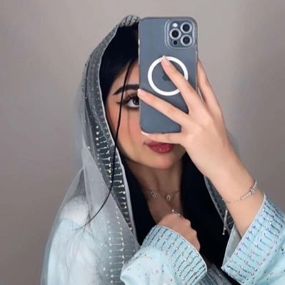 lliblil_'s profile picture. -شعورٌ مُحير، عالقٌ في وسط كل شيء.