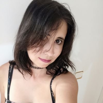 Tranquila y sencilla. Amante de los videojuegos y enamorada de mis cuatro perritos, Nani, Luffy, Buggy y Reina 🥰🐶
ESDLA, HP, Marvel, TWD, rolcito ^^