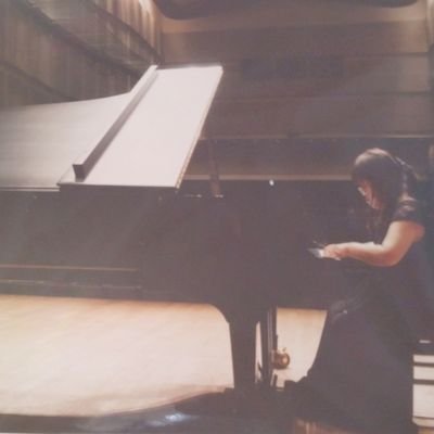 昭和音楽大学音楽学部器楽学科ピアノ演奏家コース卒、同大学院音楽研究科器楽専攻修士課程修了。ヤマハジュニア専門コース、専門コース上級科修了。第13回日本バッハコンクール銅賞。ピアノ盗難にあい新しい相棒探してます。カナヘイさん、御朱印巡り、中森明菜さん好 網膜色素変性症、視野搾取(身体2級)室内楽仲間