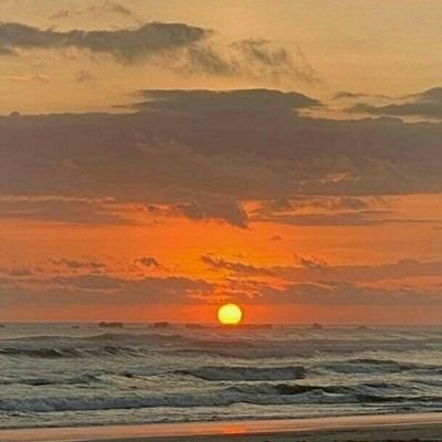 Il tramonto è un bacio tra il mare e il sole 🌞🌞🎃🌹🌸🌻🌺🌷