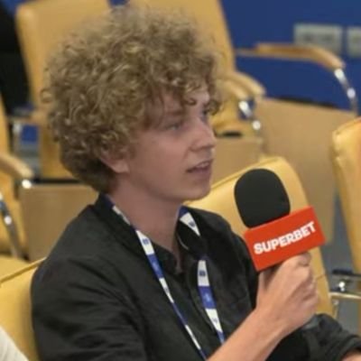 Fan piłki nożnej. Kibic Barçy i poznańskich drużyn. Zimą skoki. Do tego tenis i okazjonalnie NBA. Dziennikarz https://t.co/VF8n4IkjW9 ✍️