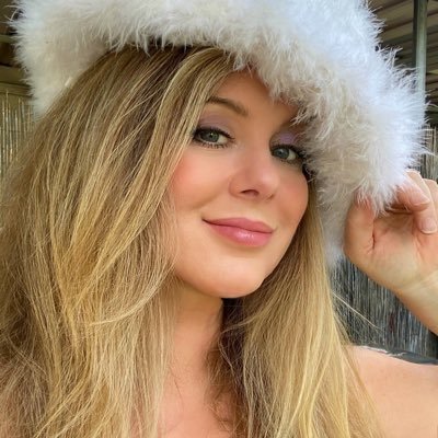 LynnCareySaylor Profile Picture