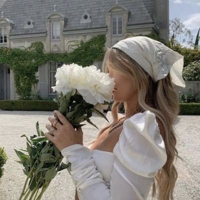 وحيَن تبدو الحياة ضيقة كالثقبَ, وحين تظن آن آلظلام وشيك ، سيرسل الله نوراً يتسللُ' بين ثنايا روحك فيُحييك.. لا تحزن🤍