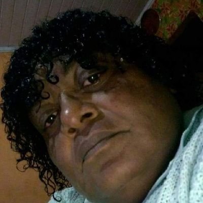 Sou uma pessoa muito feliz solidária e leal amiga e parceira é o que me torna digna e ter caráter