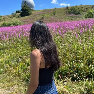 umamoniica's profile picture. Pedagogia, gatinhos, vinho suave, chocolate meio amargo e músicas da Taylor Swift.