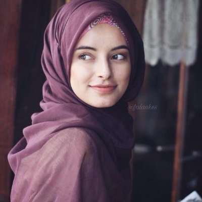 یکی میخنده، یکی غمگینه، یکی غر میزنه، یکی انرژیش بالاعه، یکی با آدما حال میکنه، یکی حوصله هیچکس رو نداره و همهی اونا منم.