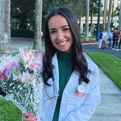 @umiamimedicine ‘26 | @DukeU ‘20 | @NewHuntington native | @HSpecialSurgery previous clinical researcher | she/her | looking for book recs📚