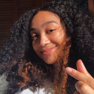 extremamente taurina e reclamona, um pouco surtada, beyhive, gremista, linda e enfermeira do sus