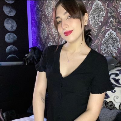 29 | She/Her | Melancholy Queen 🌧👸| SSBU Captain Falcon Main | Moonchild 🌙🐈⬛ Follow? 💕 IG: @berrebaby