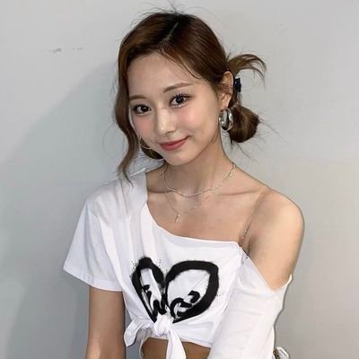 ɾρ𖤐 Someone who can captivate your hearts with her beauty. She is Chou Tzuyu from Twice.