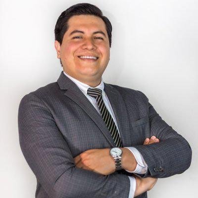 Papá de Emma. Abogado con estudios en Derecho Constitucional (Universidad Galileo)
