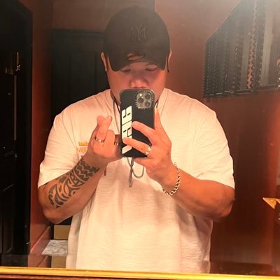 I draw, watch anime, eat, sleep, repeat. I sometimes stream on Twitch https://t.co/aG5oUKeq5o