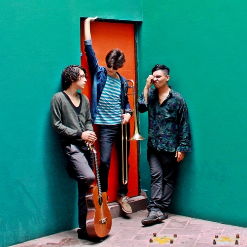 Hacemos Casi Música, y la música nos devuelve todo aquello que la vida ni nos da, vivimos en Culiacán y nos llamamos Jez, Jorge y Víctor.