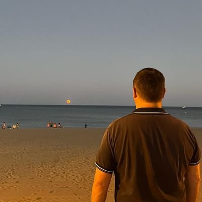 Pronto es a tu hora. A tu hora es tarde. Tarde es inadmisible.