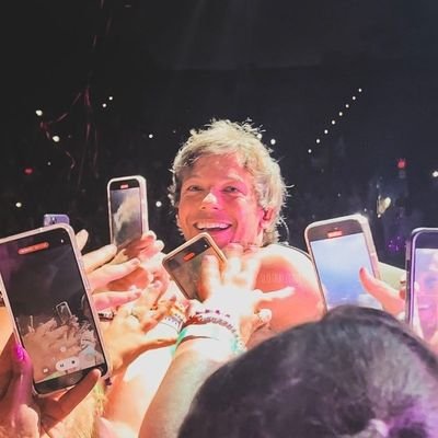 renata_direnzo's profile picture. The moon knows. The moon knows we're in love.