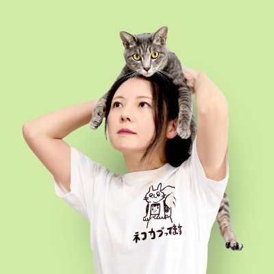 奈良生まれ奈良育ち。デザイン事務所「株式会社epo @design_epo 」のシャチョー 兼 デザイナーです。グラフィックがメインですが、作れるものはなんでも作ります。イベントの裏方でバタバタするの好き。拾ってきた猫4匹と暮らしてます。