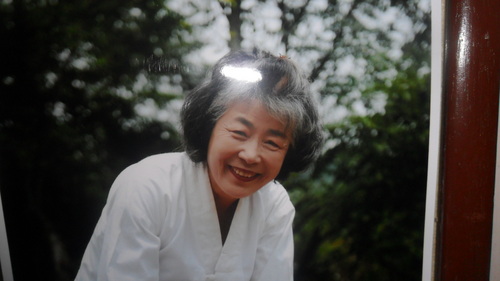 저는  장수 남덕유산 산골 중턱에 살고  있는 산골소녀 정삼례입니다
해발 650 미터의 청정하고 맑은 공기와  함께  국화를  키워  국화차를  만들고 국화차를  우려  국화꽃된장을  담그는  아주  고운  산골소녀입니다