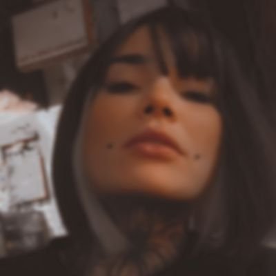 Diz a lenda que ela trocou o dia pelas noites surreais. Capixaba morando no Japão. Gente boa demais da conta, gótica e otaku.