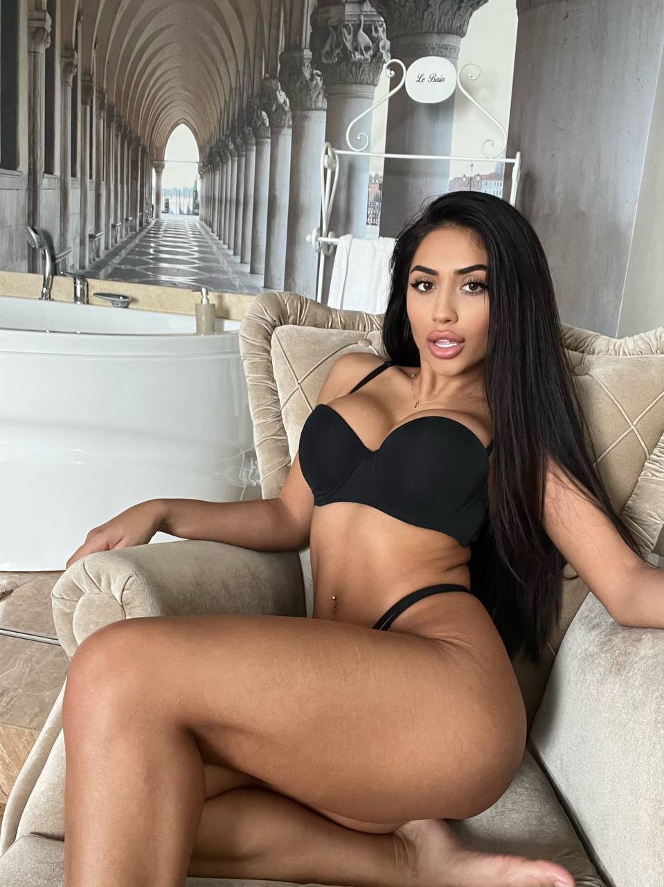 Check this Latina 18 Years old @BiaNoirr 😱😍 she post Nudes Everyday !