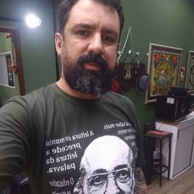 Paulistano com o coração em Salvador, comunista safado, estudante de Filosofia, barbeiro, comedor de plantas e pai.