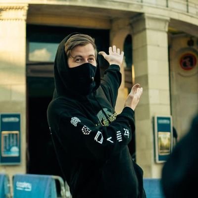 I love seeing my fans  happy and my biggest reward is seeing you smile❤️😊🎤 (alanwalker3@) 
Alan walker care's ❤️