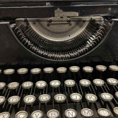TypeWriter75's profile picture. Jsem ukázkovej dezolát. 
Bílý heterák s vlastním bytem v Praze, jezdím dvoulitrovým dýzlem, mám plnou hubu zdravých zubů.