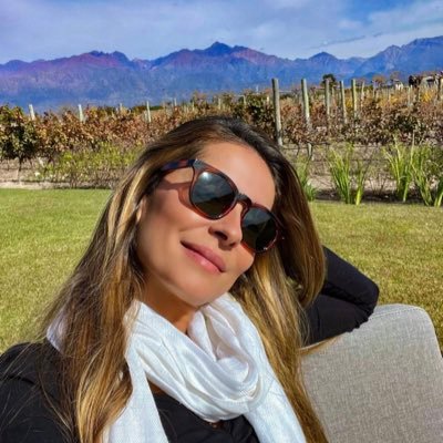 Wine distributor by day 🍷☀️ and crypto enthusiast by night 🎊🎊|Like 🍷🚗🐎⛷️🧘‍♀️🏊‍♀️🎾🔭|Samoan Simba's mom 🐕|Art of Artificial Intelligence 💕🚫DM