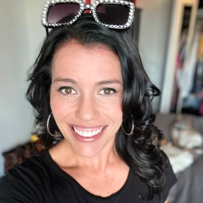 New Yorker, dog lady, T1D, half of LaCrowens. Markets editor at Bloomberg, “Renowned for wearing leopard prints.” — Maeve DuVally