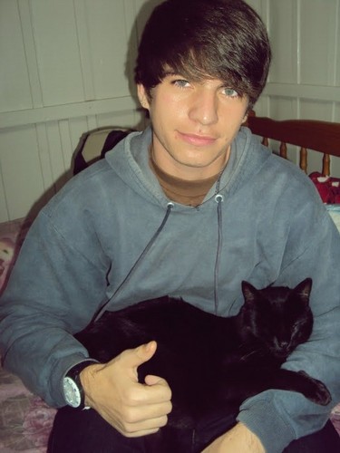 Ele é muito fofo e querido,e me aguenta isso que sou chata haha, E ele me ama muitoo @Alan150 aqui :*