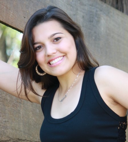 Sou abraços, sorrisos, ânimo, bom humor, sarcasmo, preguiça e sono. Música alta e silêncio. Serei o que você quiser,mas só quando eu quiser. (Clarice Lispector)