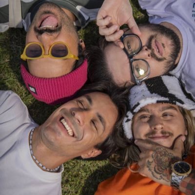 se mundo dia lhe viras as costas lembra que eu sou feliz só por você existir so por estar aqui 🧡💚💛❤️