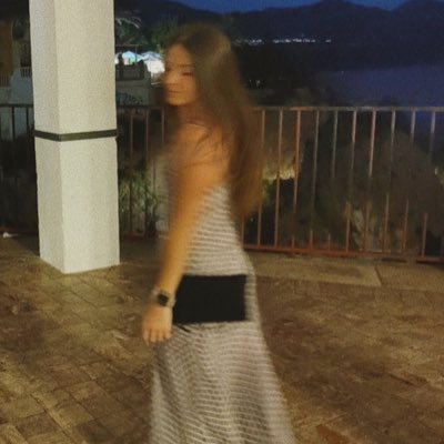 AinoaGS's profile picture. La chica que es más de personas que de cosas. Más de momentos que de regalos. Y que nunca se rinde mientras busca lo que la hace feliz.