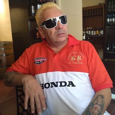 Profesión verdulero, hincha de Boca Juniors y de Juventud Antoniana. Mantenido por Gustavo Sáenz. Futuro presidente del Centro Juventud Antoniana