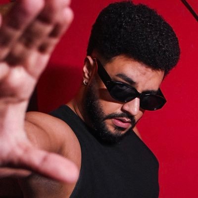 Sou negro, bicha e nordestino. Atuo como Produtor Cultural, Agente de criadores, às vezes sou creator, DJ, Drag Queen, maquiador e estudante de Marketing.