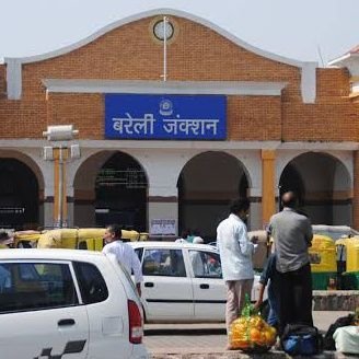 बरेली जंक्शन उत्तर भारत का ए-वन NSG 3 का महत्वपूर्ण रेलवे स्टेशन है बरेली जं से इंदौर, मुंबई, भुज, हावड़ा, जम्मू, गुवाहाटी, पटना आदि बड़े शहरों के लिए ट्रेन है।