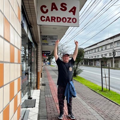 Cozinheiro, que não tem medo de temperar a vida das pessoas. Criou um dos primeiros antirrestaurantes do Brasil, a Casa Cardozo. Sem opinião formada sobre tudo.