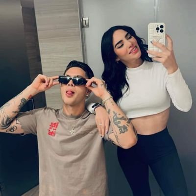 Soy Kenia
Soy fandom de Kim y de Juan
🥺🥰🤓