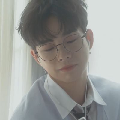 eyeyx2's profile picture. 네 번의 마법과 삼천만 번의 순간 열두 권을 지난 우리 이야기🎄