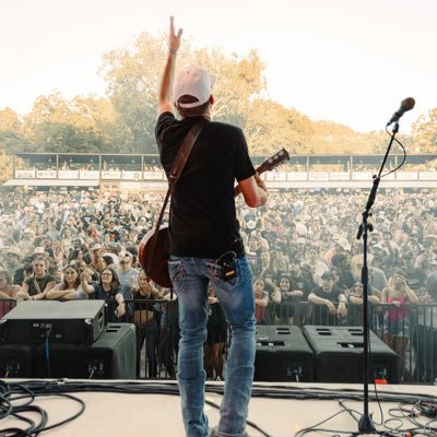 Stage Right Guitar 🎸 for @loganjahnke_ Owner of https://t.co/15SqXkLhS4 lead vocalist/guitarist for The Rumours. Texas Tech Sports.