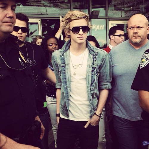 Imma 15Year Old Simpsonizer  ..Codyfollowed me at 9:30pm July 31 (: