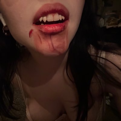 heavenlyra's profile picture. 🎠🎪 unsupervised 🤹🏻🎭