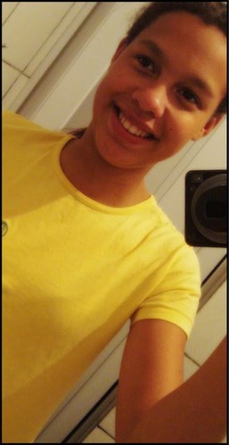 Larissa tenho 14 anos Canceriana , as vezes sou chata alegre, ciumenta, manhosa mais sempre sendo eu && sou Timão ,  nñ sou egoista sigo todos de volta.3bg ;*