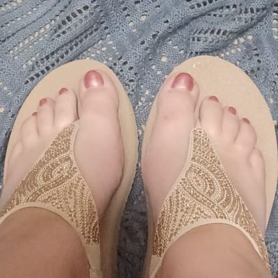I am a UK bbw with size 8 feet trying to become a foot model. me and my hubby run this page as we are both like feet. please DM 
https://t.co/KLrO0HSBlW