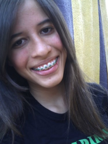 menina mulher alegre chata doce deferente amiga carinhosa feliz estudante do ultimo ano do ensino medio em cima de tudo ama jesus