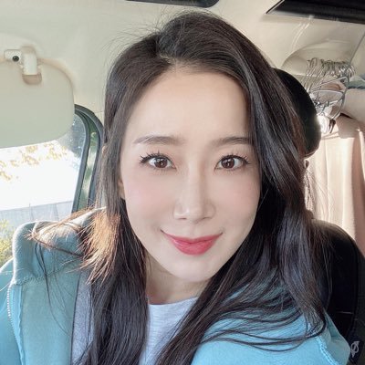 I'm from Hongkong, China, and now I live in Los Angeles. I'm a CFO of a clothing company. I came to Twitter to expand my contacts.
