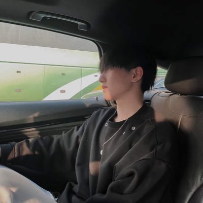 Aqurr_1's profile picture. 大四985在读/大A操盘手 185 腹肌 私信可加v 可约饭