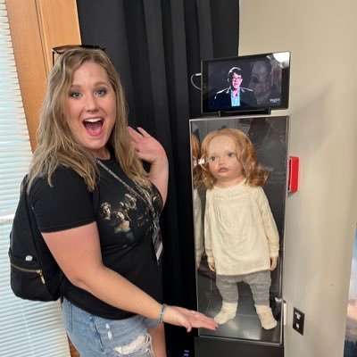 rachaelwilmoth's profile picture. if you never bleed, you’re never gonna grow. 🌷 photo app: @rachaels.book.nook 📸